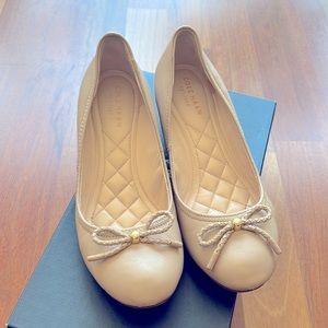 Cole Haan Women’s TALI Grand 100% leather beige wedge pump with bow size 5